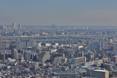 Gökdelenleri ve kalabalık bir şehir merkezi olan hareketli bir şehir. 30 Kasım 2023