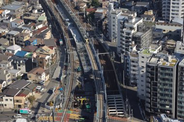 Bir metropoldeki şehir stadyumunda. Gökdelenleri ve kalabalık şehir manzarası olan metropol 30 Kasım 2023