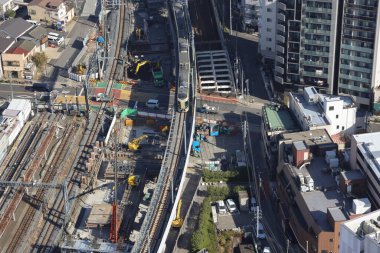 Bir metropoldeki şehir stadyumunda. Gökdelenleri ve kalabalık şehir manzarası olan metropol 30 Kasım 2023