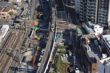 Bir metropoldeki şehir stadyumunda. Gökdelenleri ve kalabalık şehir manzarası olan metropol 30 Kasım 2023