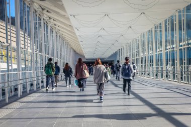 30 Kasım 2023 Metal kemerli modern yaya köprüsü