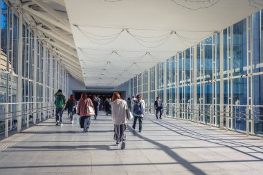 30 Kasım 2023 Metal kemerli modern yaya köprüsü