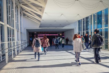 30 Kasım 2023 Metal kemerli modern yaya köprüsü