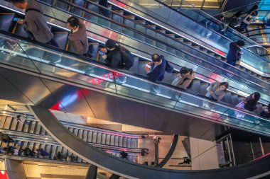 30 Kasım 2023 Shibuya Scramble Meydanı yürüyen merdivene doğru bakıyor.