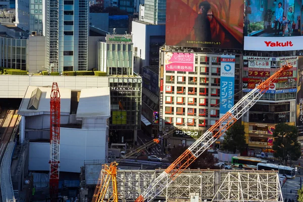 30 Kasım 2023 Shibuya 'da yapım aşamasında hareket halindeki vinçler.