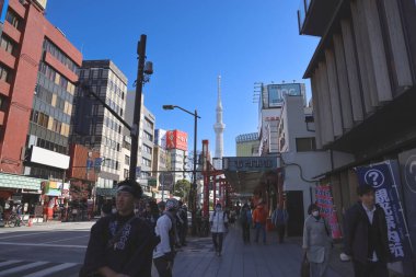 Tokyo Japonya, Asakusa caddesi yüksek binalar ve açık gökyüzü. 30 Kasım 2023