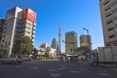 Tokyo Japonya, Asakusa caddesi yüksek binalar ve açık gökyüzü. 30 Kasım 2023