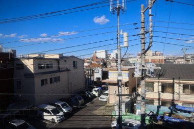 Tokyo Japonya Modern şehir gökdelenleri, yolları ve arabaları ile gökyüzü. 30 Kasım 2023
