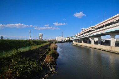 Tokyo Japon Şehri şafak vakti mavi gökyüzü ve su yansıması ile ufuk çizgisi 30 Kasım 2023