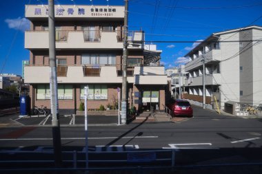 Tokyo Japonya Modern şehir gökdelenleri, yolları ve arabaları ile gökyüzü. 30 Kasım 2023