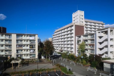 Tokyo Japonya Modern şehir gökdelenleri, yolları ve arabaları ile gökyüzü. 30 Kasım 2023