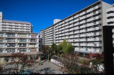 Tokyo Japonya Modern şehir gökdelenleri, yolları ve arabaları ile gökyüzü. 30 Kasım 2023