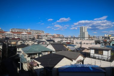 Tokyo Japonya Modern şehir gökdelenleri, yolları ve arabaları ile gökyüzü. 30 Kasım 2023