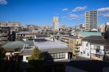 Tokyo Japonya Modern şehir gökdelenleri, yolları ve arabaları ile gökyüzü. 30 Kasım 2023