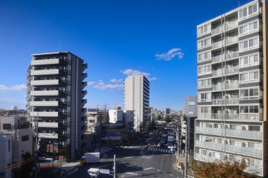 Tokyo Japonya Modern şehir gökdelenleri, yolları ve arabaları ile gökyüzü. 30 Kasım 2023