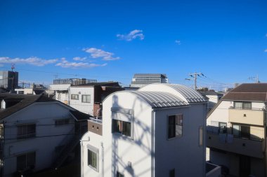 Tokyo Japonya Modern şehir gökdelenleri, yolları ve arabaları ile gökyüzü. 30 Kasım 2023