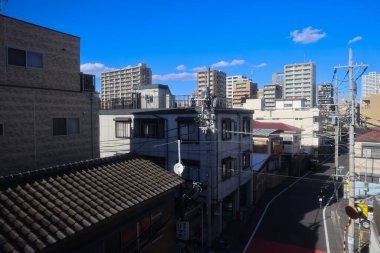 Tokyo Japonya Modern Metropolis alacakaranlıkta hareketli bir kentsel alanda yükselişe geçti. 30 Kasım 2023