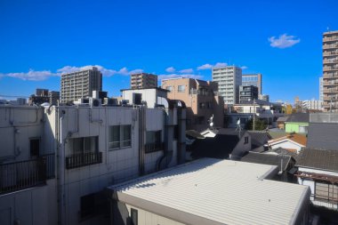 Tokyo Japonya Modern Metropolis alacakaranlıkta hareketli bir kentsel alanda yükselişe geçti. 30 Kasım 2023