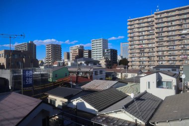 Tokyo Japonya Modern Metropolis alacakaranlıkta hareketli bir kentsel alanda yükselişe geçti. 30 Kasım 2023