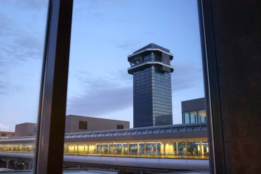 Narita Uluslararası Havaalanı 'nın otoparkında 30 Kasım 2023' te bulutlu bir gündü.