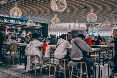 Narita Uluslararası Havalimanı restoranında. Japonya 30 Kasım 2023