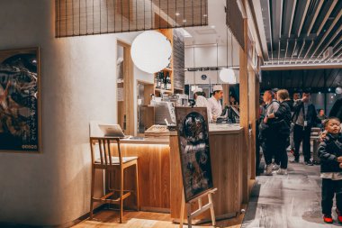 Narita Uluslararası Havalimanı restoranında. Japonya 30 Kasım 2023