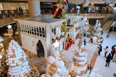 Elements alışveriş merkezinin içindeki Noel süslemeleri 21 Aralık 2023