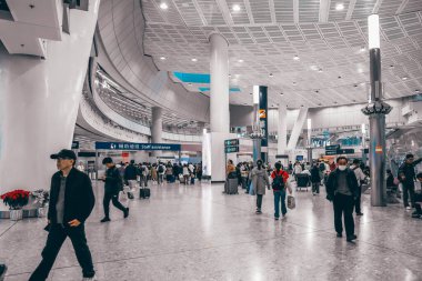 Çinli turist Hong Kong Batı Kowloon İstasyonu 'nu ziyaret etti. 21 Aralık 2023