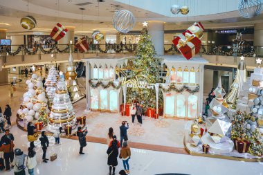 Çinli turist Hong Kong Batı Kowloon İstasyonu 'nu ziyaret etti. 21 Aralık 2023