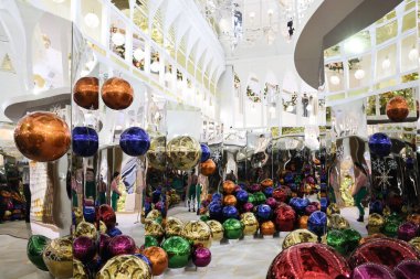 Çinli turist Hong Kong Batı Kowloon İstasyonu 'nu ziyaret etti. 21 Aralık 2023