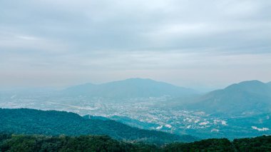 22 Aralık 2023 Tai Mo Shan Şehir Parkı 'ndaki bir dağ..