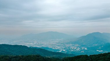 22 Aralık 2023 Tai Mo Shan Şehir Parkı 'ndaki bir dağ..