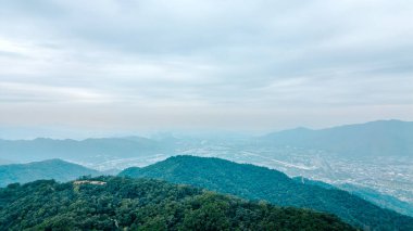 22 Aralık 2023 Tai Mo Shan Şehir Parkı 'ndaki bir dağ..
