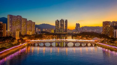 24 Aralık 2023 Shing Mun Nehri Shatin 'de Noel süslemeleri ile