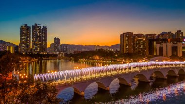 24 Aralık 2023 Shing Mun Nehri Shatin 'de Noel süslemeleri ile