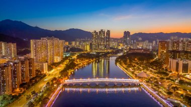 24 Aralık 2023 Shing Mun Nehri Shatin 'de Noel süslemeleri ile