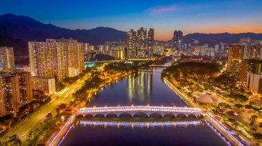 24 Aralık 2023 Shing Mun Nehri Shatin 'de Noel süslemeleri ile