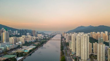 24 Aralık 2023 Şehir merkezi alacakaranlıkta ufuk çizgisi, köprü