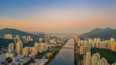 24 Aralık 2023 Şehir merkezi alacakaranlıkta ufuk çizgisi, köprü