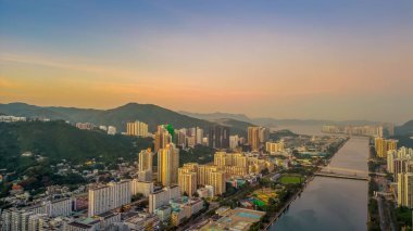 24 Aralık 2023 Şehir merkezi alacakaranlıkta ufuk çizgisi, köprü