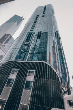 27 Aralık 2023 Mavi gökyüzüne karşı camdan gökdelenleri olan modern ticaret bölgesi..