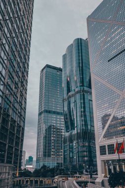 27 Aralık 2023 Modern şehir gökdelenleri ve ofis binaları ile gökyüzü