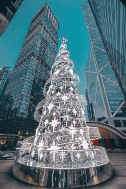 27 Aralık 2023. Metropolis şehir merkezindeki Noel süslemeli bina..