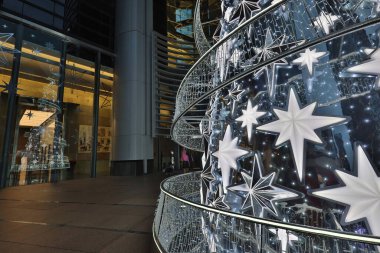 27 Aralık 2023. Metropolis şehir merkezindeki Noel süslemeli bina..