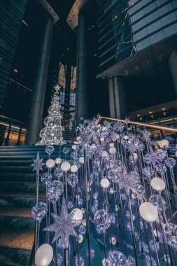 27 Aralık 2023. Metropolis şehir merkezindeki Noel süslemeli bina..