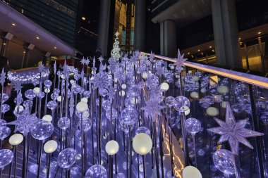 27 Aralık 2023 Gece Süslemeleri dekoratif süslemeler ve süslemelerle.