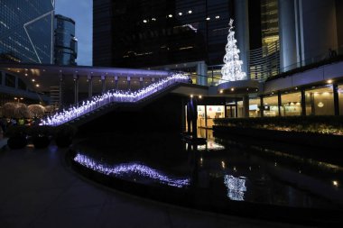 27 Aralık 2023. Metropolis şehir merkezindeki Noel süslemeli bina..