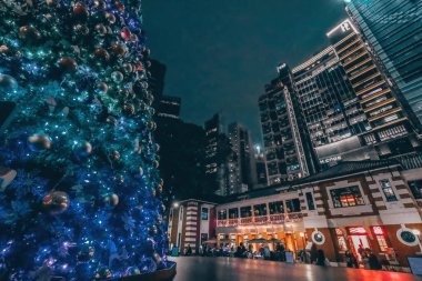 27 Aralık 2023 gecesi aydınlatılmış Noel ağacı ve süslemeleriyle