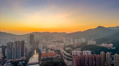 24 Aralık 2023 Dağların ardında güzel bir günbatımı ile gökyüzü