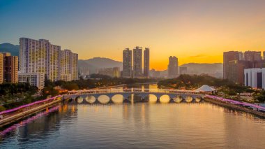 24 Aralık 2023 Shing Mun Nehri Shatin 'de Noel süslemeleri ile